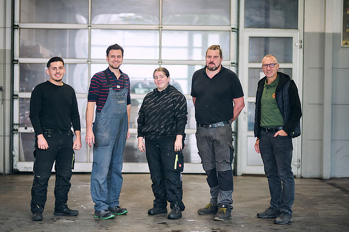 Werkstattmitarbeiter posieren für ein Gruppenfoto