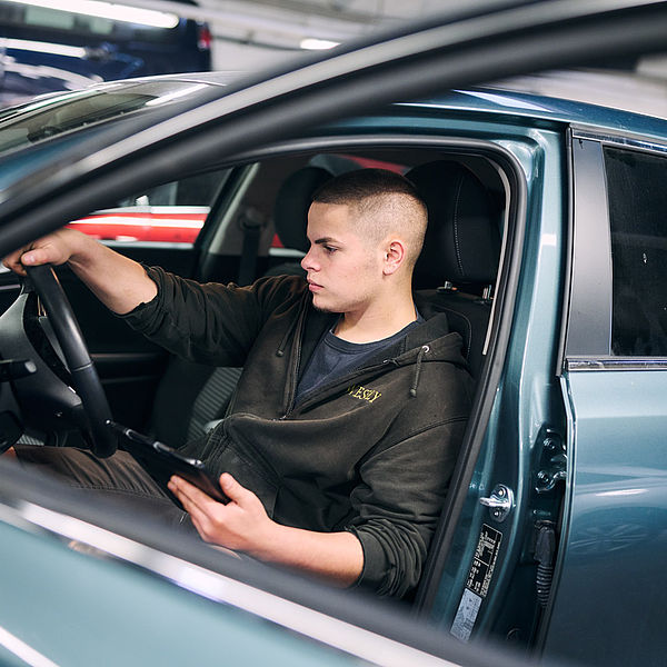 Werkstattmitarbeiter liest ein Fahrzeug aus