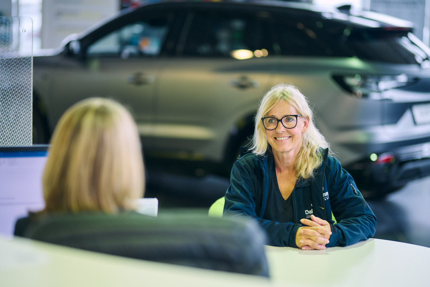 Kundin spricht mit einer Verkäuferin