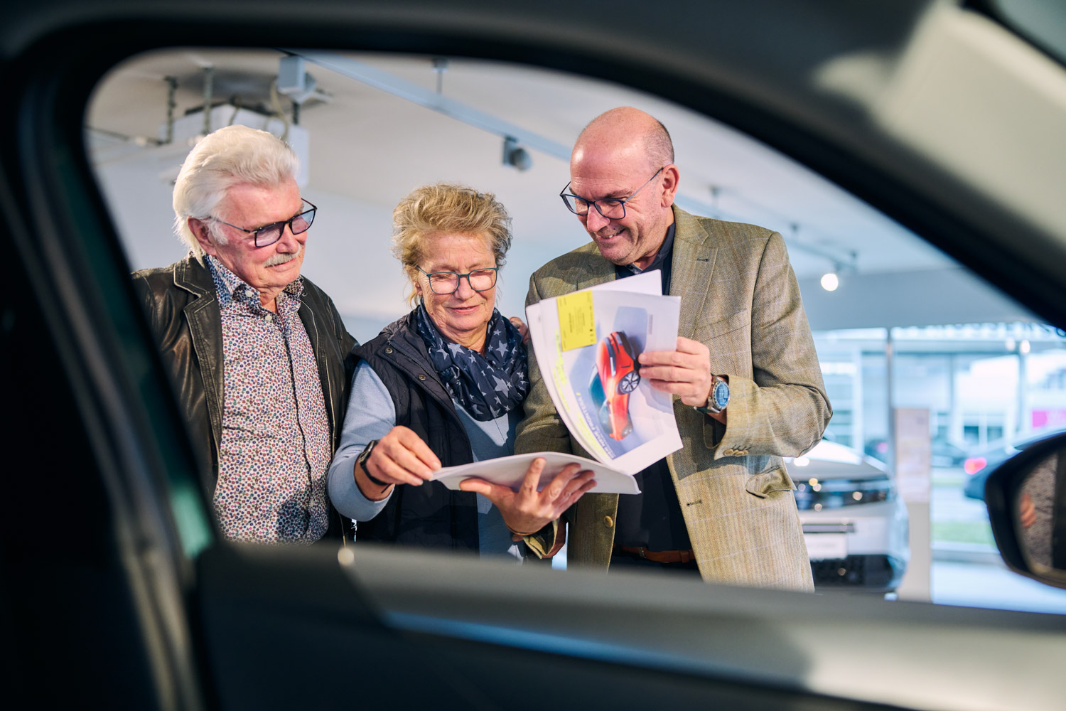 Geschäftsführer zeigt Kunden ein Prospekt