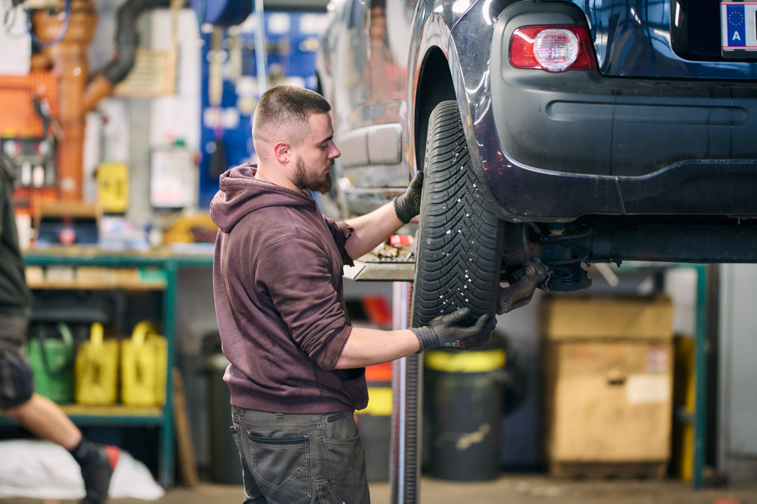 Mitarbeiter wechselt einen Reifen in der Werkstatt